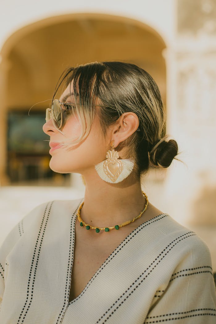 my-steps Stylish woman in sunglasses showcasing elegant jewelry in San Cristóbal de las Casas.